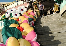 Гирлянды распускающихся цветов