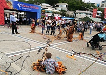 Выстрел стадионного серпантина